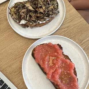 Pan con tomate + mushroom toast