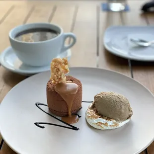 Pastel de Chocolate Criollo and Cafe de Olla
