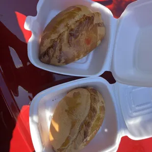 Saltenas de pollo y carne