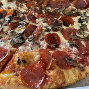 Half pepperoni and mushroom/half meatball pizza