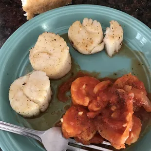 Cooked scallops and shrimp in fradiavolo sauce.