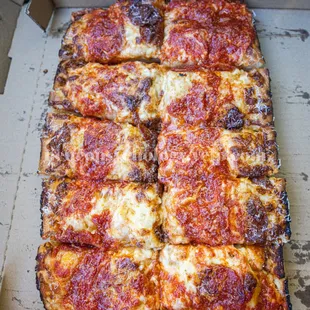 Pepperoni pizza; Detroit style