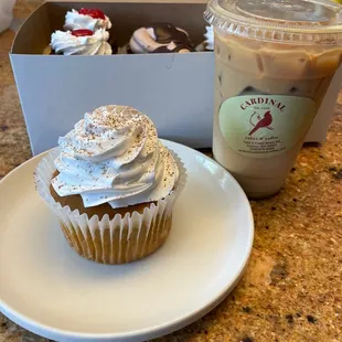 Seasonal pumpkin cupcake and iced macchiato! Yummy!!!!