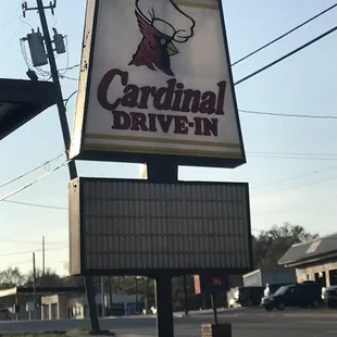 a sign for cardinal drive in