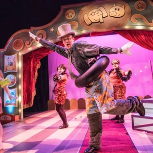 Elephant &amp; Piggie's "We Are in a Play!" ran from April 30-May 15, 2016. Photo by Blueline Media Productions.