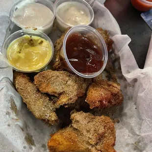 food, chicken wings and fried chicken