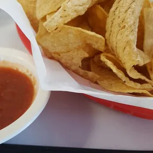 Chips &amp; Salsa close up..Look at that crispy corn texture!