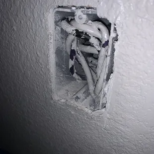 At least I got the wires even though I paid to have them hook it up. Nothing like getting ripped off by carefree