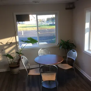 a table and chairs in an empty room