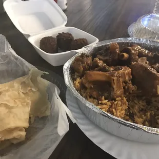 Oxtail and rice entree amazing! Roti was freshly made and the falafel was well seasoned. Home made taste.