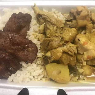 Curry chicken with white rice and plantains.
