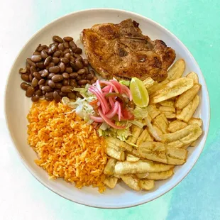 Chuleta:
Fried pork chop, green banana chips, whole pinto beans and white rice.