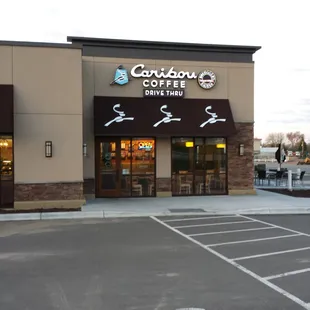 the outside of a coffee shop