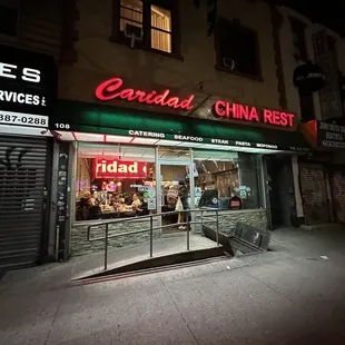 the front of a restaurant at night