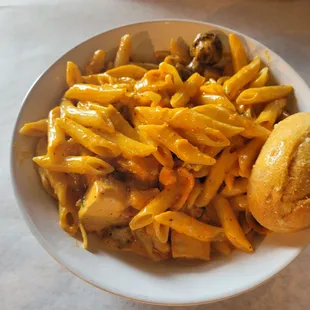 Pasta a la vodka with chicken and mushrooms