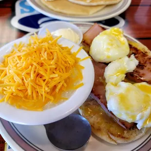 Eggs bennedict with cheese grits