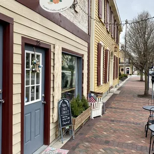 the outside of a cafe