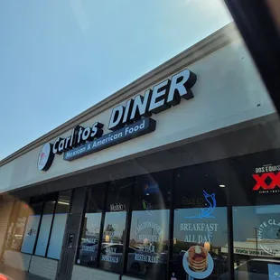 The entrance of Carlitos Diner on Magnolia.