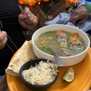 Caldo de Albóndigas