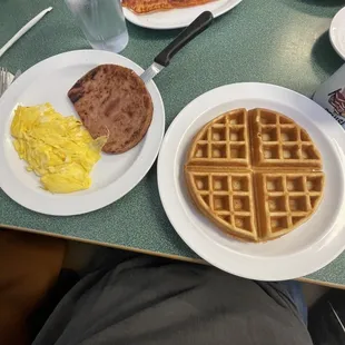 Waffle combo (waffle, ham and eggs)