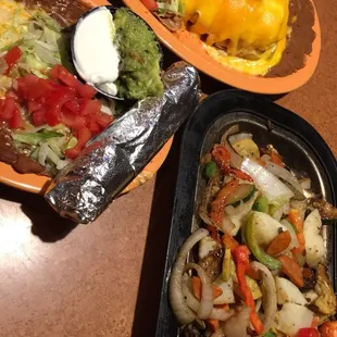 Veggie fajitas and pollo fundido