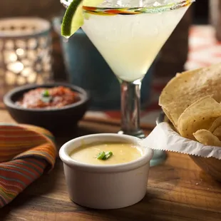 a margarita and chips