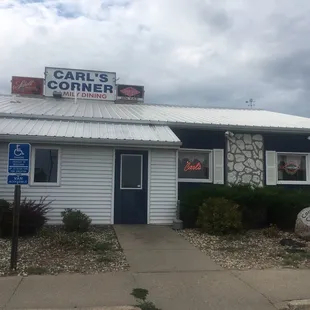 the entrance to carl's corner