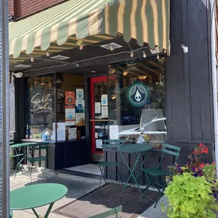 the outside of the restaurant