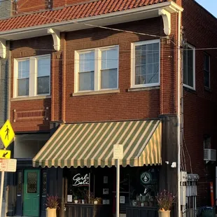 the outside of a restaurant