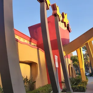 the exterior of a fast food restaurant