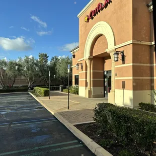 No one is here and it took them 12 minutes to get me three chicken fingers that are ass,