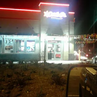 the outside of a restaurant at night
