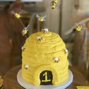 Beehive smash cake