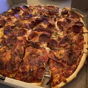 Pep, bacon and garlic pizza