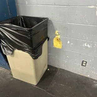 This is how ALL the walls look like (well, except for the game room of course)