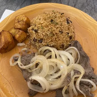 Bistec encebollado, arroz con gandules y maduros (Onion steak, rice with pigeon peas and sweet plantains)