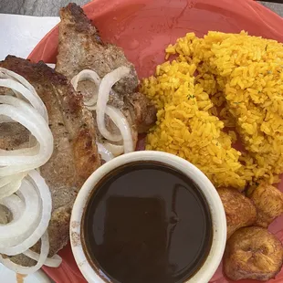 Chuletas, arroz amarillo, habichuelas negras y maduros. (Pork chops, yellow rice, black beans and sweet plantains.)