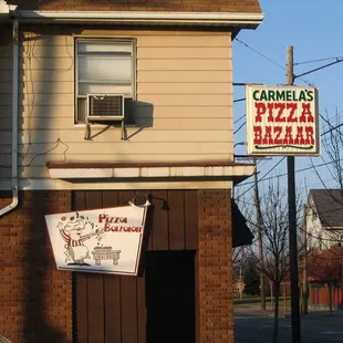 a sign for carmella's pizza bazaar