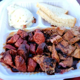 ows a plate of meat and bread