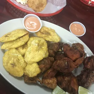 Chicharrón de pollo y tostones.
