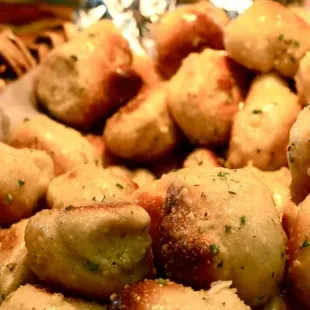 ...and the GARLIC KNOTS!