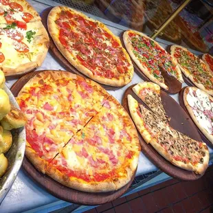 ...and the GARLIC KNOTS!