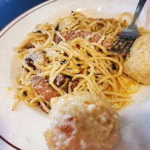 Spaghetti Aglio e Olio with Sausage and garlic knots