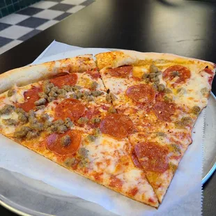 Stopped in for a couple of slices of sausage and pepperoni. Good crust and convenient