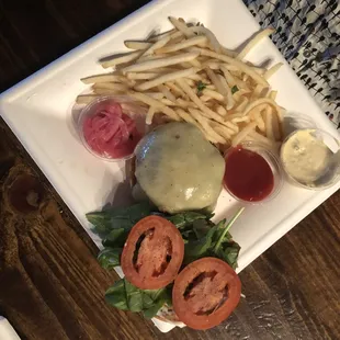 Hamburger Leo with fries