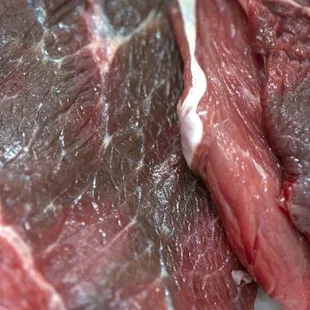 El manager Javier deve ser familiar del dueño porque es prepotente como el solo y save que no lo corren por eso no le importa