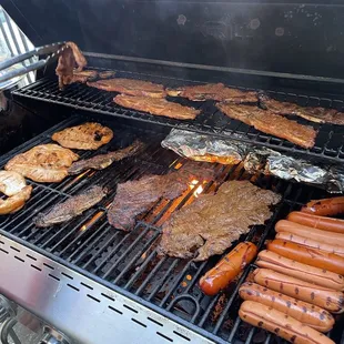 Carne asada, Grilled Chicken, costillas de res, hot links, hot dogs