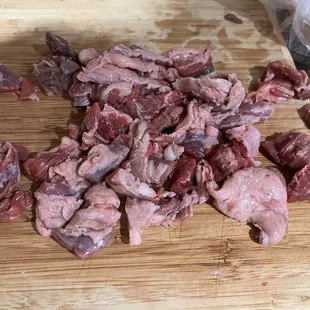 Toda este pello de grasa le quita a la arrachera que me vendieron.   I took off all of this fat from the beef skirt they sold me.