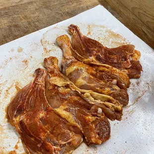 Piernas con muslo preparada para asar Whole legs cut in half and seasoned