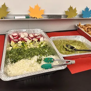 Fresh toppings , guacamole , chips and chicharrones .